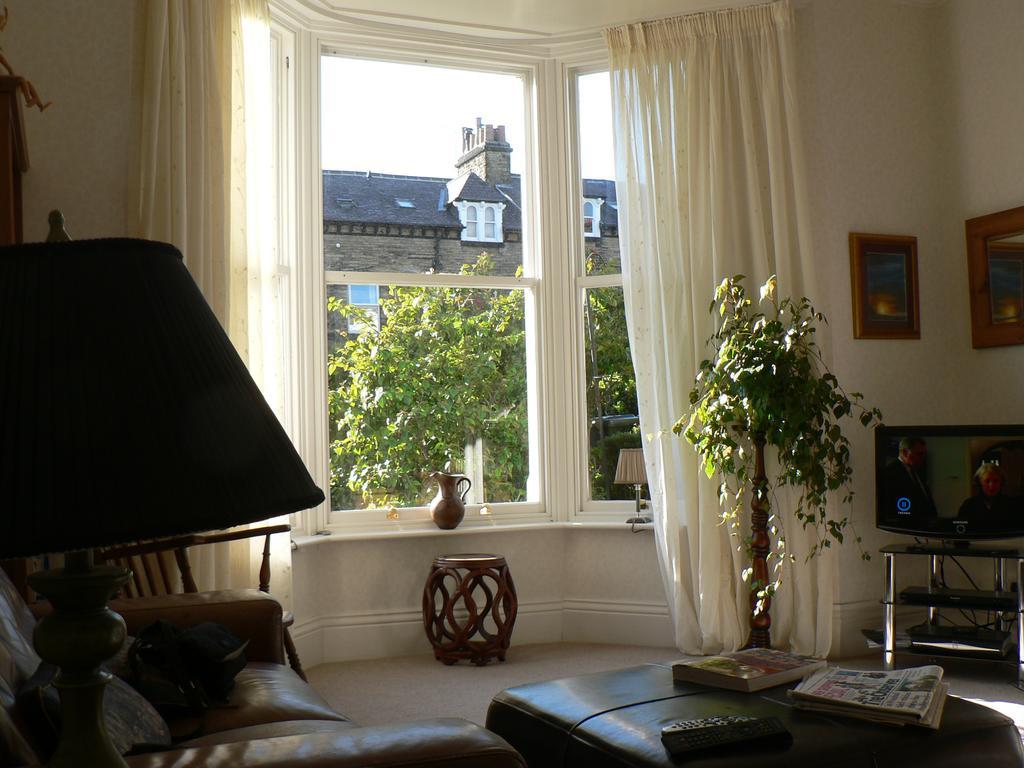 16 Franklin Bijou Boutique Bed & Breakfast Харогейт Екстериор снимка